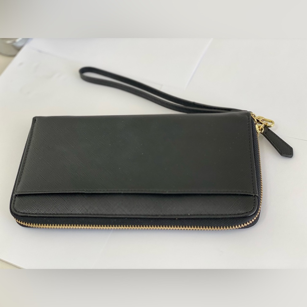 APADI Women’s wristlet black in excellent condition 10 cards slot and more.